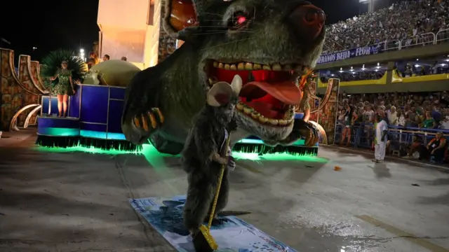 一些游行装饰甚至暗指总统米歇尔·特梅尔（Michel Temer）是一只"邪恶大老鼠"