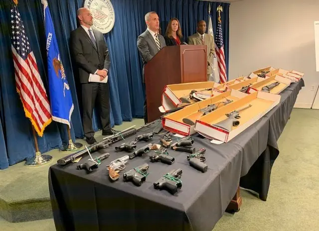 Presentación de las armas incautadas