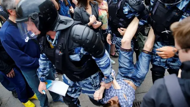 Мітинг у Москві. Натовп скандує: "Путин вор"