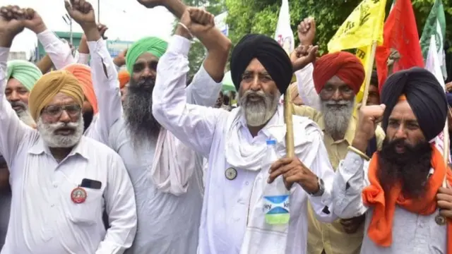 ண் மசோதாக்களுக்கு எதிரான போராட்ட காட்சிகள்