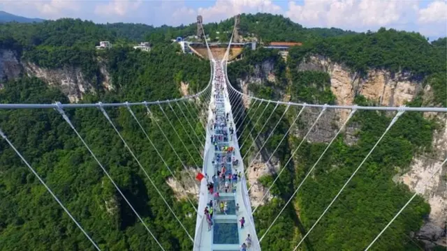 ఝాంజియాజీ గాజు వంతెన