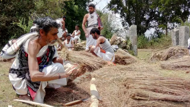 வேலை செய்யும் தோடர் ஆண்கள்