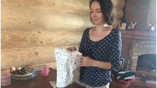 У тканеві торбинки Юлія складає крупи, макарони, цукор, печиво