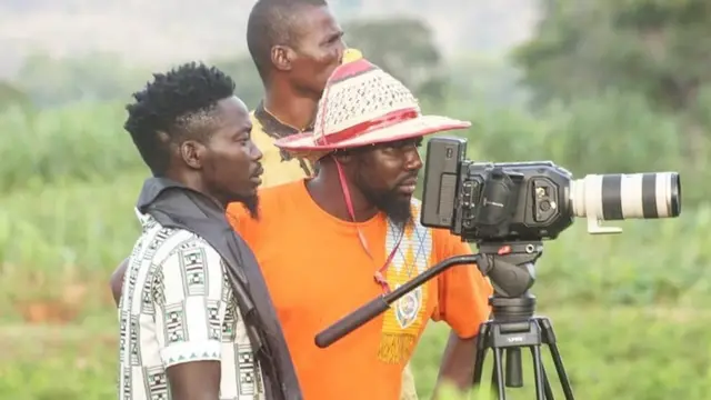 Nan kuma darakta Falalu Dorayi ne yake sanya ido a wurin nadar fim din na 'Dan Birni'