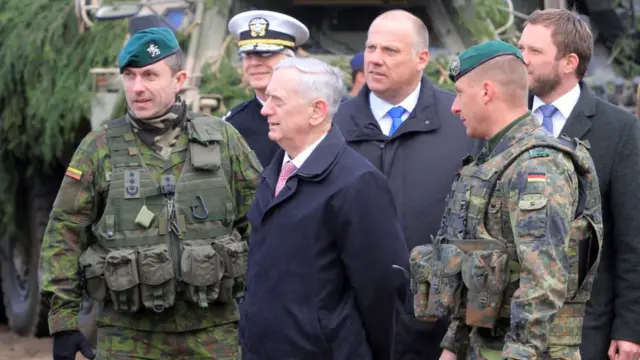 Министр обороны Джеймс Мэттис с военнымибатальона НАТО в Литве.
