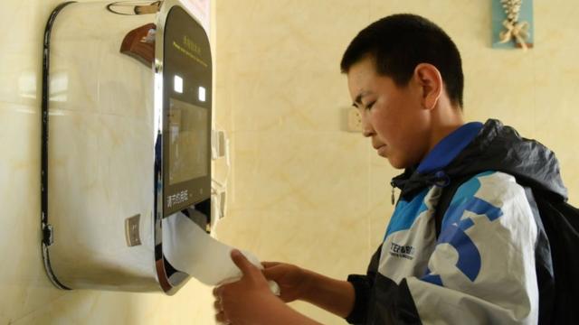 中国厕所革命中，人脸识别技术被用来取纸。