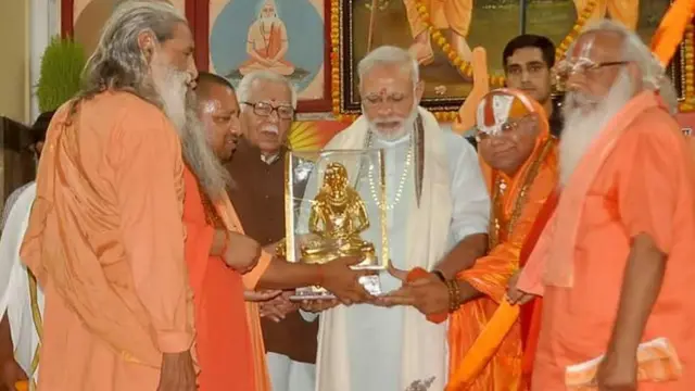 प्रधानमंत्री मोदी के साथ योगी