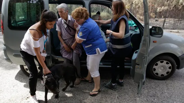 Pessoas voltam para casa