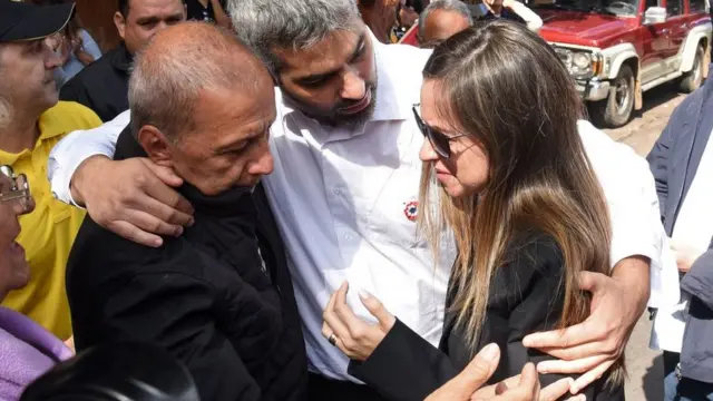 Aguilera recebe condolências no funeral do marido