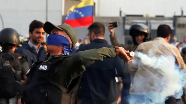A esta hora se producen enfrentamientos en Caracas entre efectivos militares que respaldan a Juan Guaidó y leales al gobierno de Nicolás Maduro.