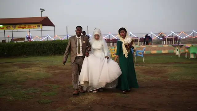 زوجان سودانيان أمام شارع النيل في الخرطوم