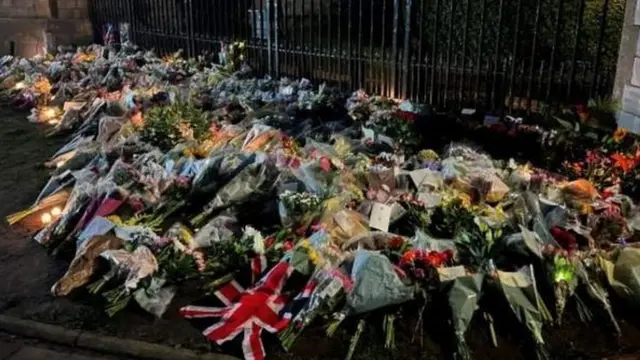 Karangan bunga diletakkan di depan pintu gerbang Kastil Windsor.