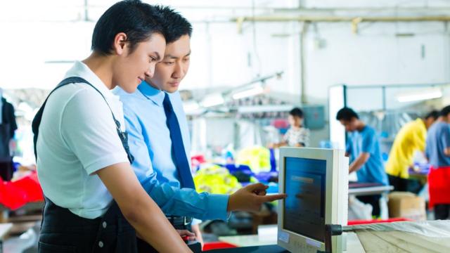 Trabalhadores durante expedienteukraine vbet premier leaguefábrica