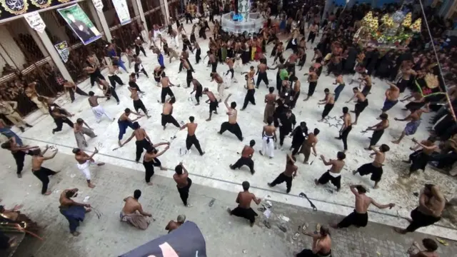 صوبہ سندھ کے ضلع لاڑکانہ میں یوم عاشورہ پر زنجیر زنی کے مناظر