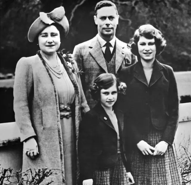 દ્વિતીય વિશ્વયુદ્ધના લગભગ એક વર્ષ પહેલાં એલિઝાબેથની તેમના પરિવાર સાથેની તસવીર