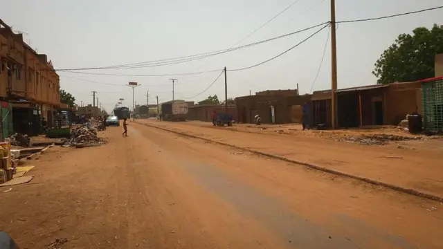 Une rue vide dans la ville de Gao