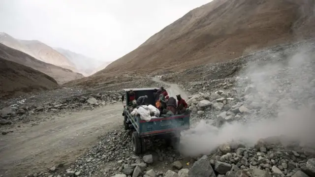 बीजेपी सरकार के नए श्रम कानून से किसको फायदा?