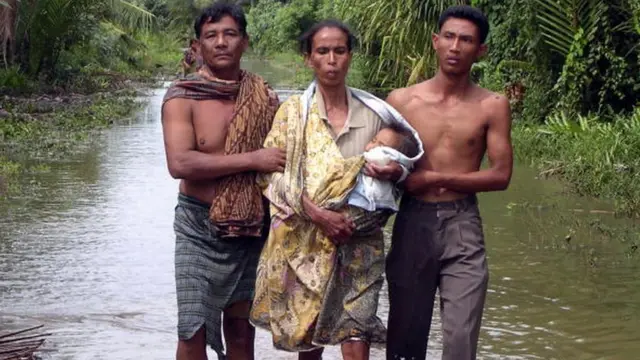 ఇండోనేసియాలో ఓ గ్రామంలోకి వరద రావడంతో.. బాధితులు ఇలా