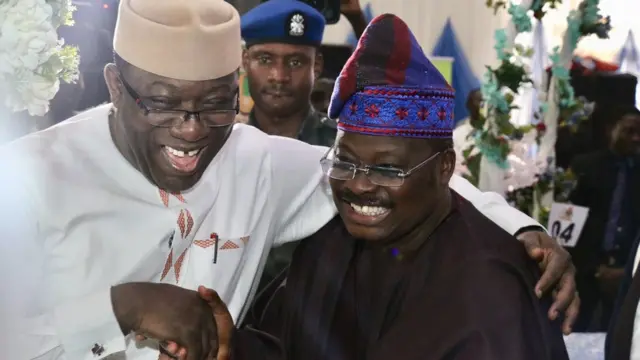 Senato Ajimobi pẹlu gomina Kayode Fayemi ti ipinlẹ Ekiti