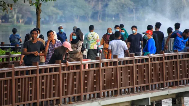 ရန်ကုန်မြို့ ကန်တော်ကြီးမှာ ကျန်းမာရေးအတွက် လမ်းလျှောက်နေကြသူတွေကို ဒီဇင်ဘာလ ၁၆ရက်က တွေ့မြင်ရ