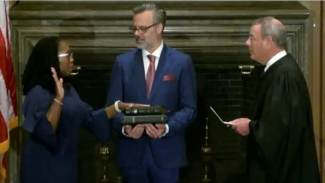 Ketanji Brown Jackson prestando su juramento constitucional ante el presiidente de la Corte, magistrado John G. Roberts Jr.