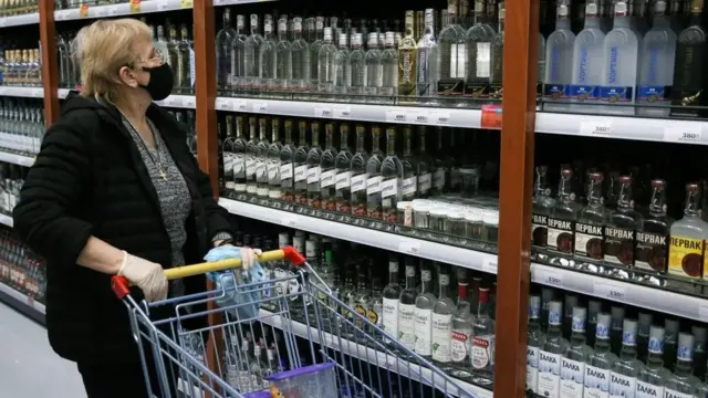 Алкогольные напитки на полке супермаркета