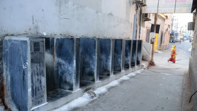 인도의 한 마을에 설치된 공용 소변기