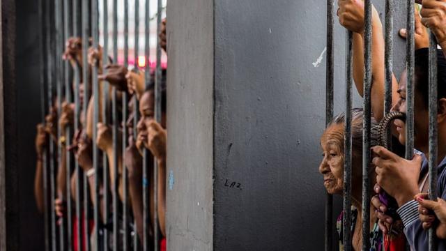 Familiares de prisioneros en la cárcel de Pessoa en Manaus, Brasil,