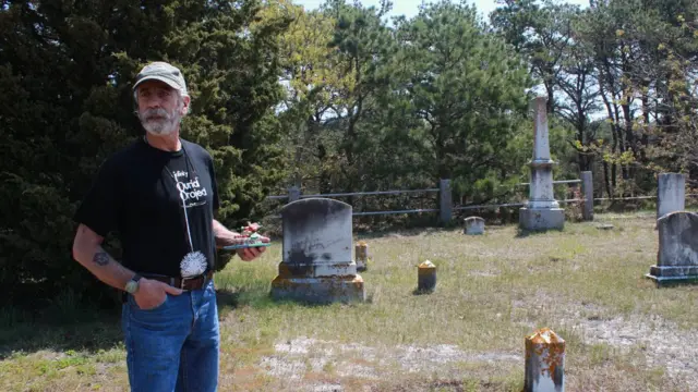 Dennis White, de Massachusetts, padece una enfermedad neurodegenerativa (Afasia progresiva primaria), y será el primer usuario del traje de hongos fabricado por Coeio