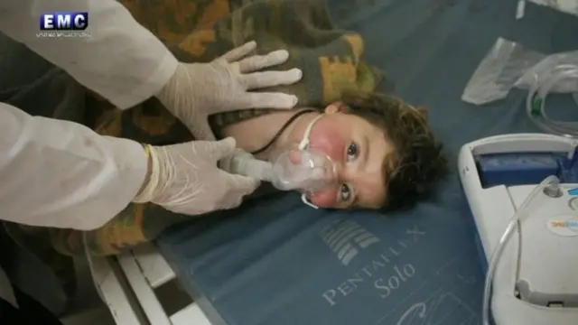 په خان شیخون برید ۸۹ کسان ووژل او لسګونه نور یې ټپیان کړل