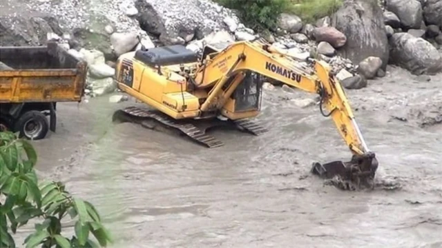 नदी किनारको ढुङ्गा सङ्कलन गरिँदै