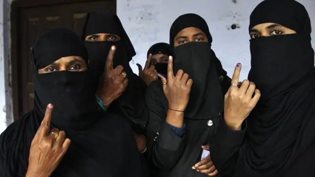 वोट डालने के बाद मुस्लिम महिलाएं