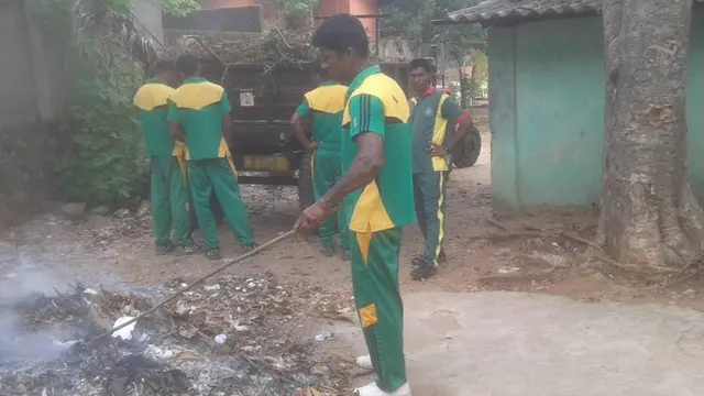 கொசு ஒழிப்பு நடவடிக்கையில் சுகாதாரப் பணியாளர்கள்