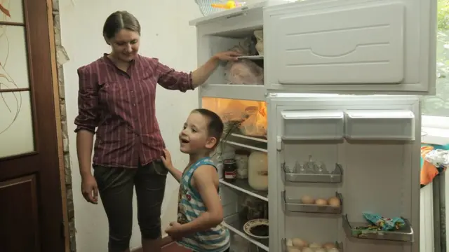 Переселенці із Донбасу перед холодильником