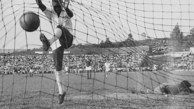 Pelé em foto de jogo de 1958