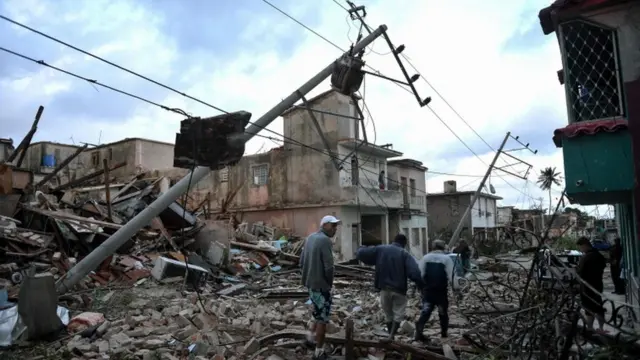 Destrozos en las calles de La Habana.
