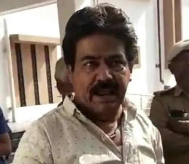 20 વર્ષીય દીકરીને ગુમાવનાર પરમાનંદ લવાણા બરફનો ગોળો વેચવાનો ધંધો કરે છે.