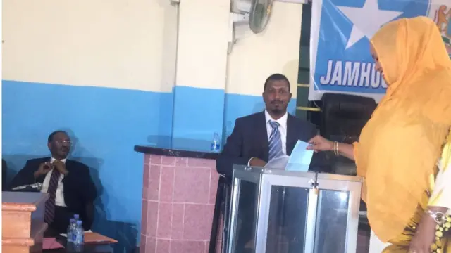 Mid ka mid ah dumarka xildhibaanada ah oo codkeeda dhiibaneysa