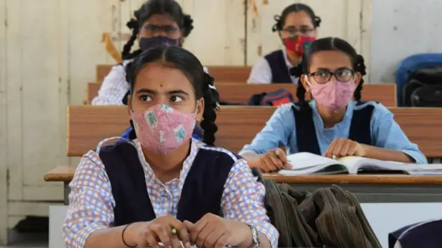 विद्यार्थिनी