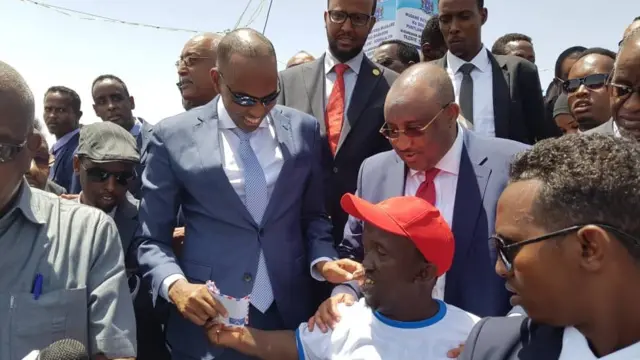 Khayre oo shacabka gacan qaadaya