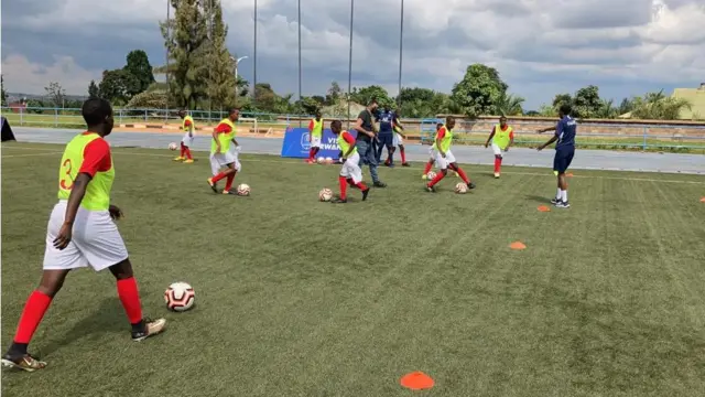 Itangizwa mu Rwanda ry'ishuri ryigisha umupira w'amaguru ry'ikipe ya Paris Saint-Germain yo mu Bufaransa, aha ni ku kibuga cy'i Huye mu majyepfo, ku itariki ya 27/11/2021