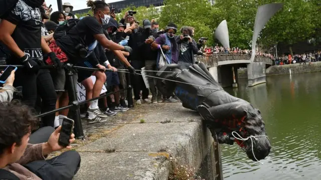 محتجون يسقطون تمثال إدوارد كولستون ويلقون به في ميناء بريستول في خضم حركة "حياة السود مهمة"