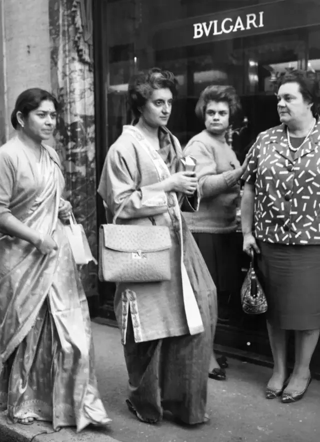 સપ્ટેમ્બર-1962માં હરોમમાં શૉપિંગ કરી રહેલાં ઇંદિરા ગાંધી