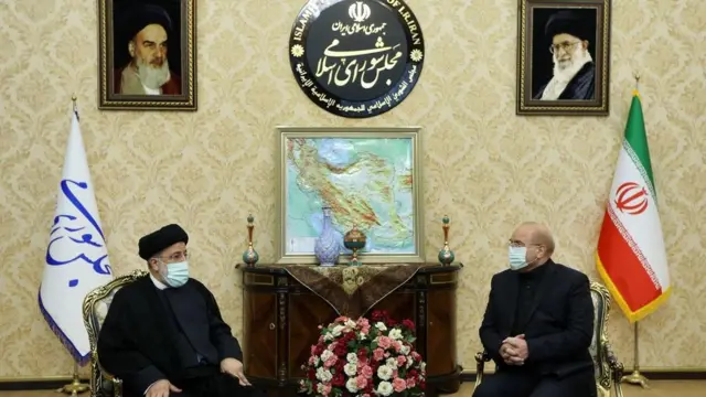 دیدار محمدباقر قالیباف و ابراهیم رئیسی رئیس مجلس و رئیس جمهور ایران در محل مجلس در آغاز برررسی صلاحیت وزرای پیشنهادی