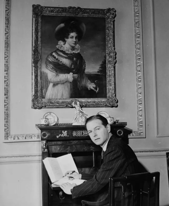Retrato escribiendo en su escritorio, sentado debajo de una de la autora Jane Austen, 1948.