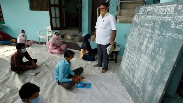 कोरोना के दौर में स्कूल खोलने के क्या ख़तरे हैं?