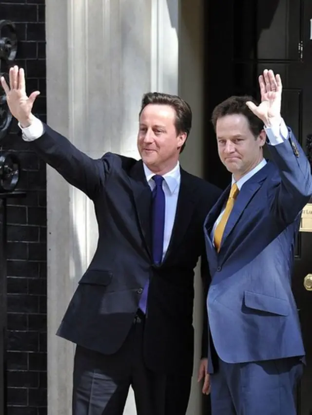 دیوید کامرون، نخست وزیر محافظهکار و معاون لیبرال دمکراتش نیک کلگ، خیابان داونینگ، ماه مه ۲۰۱۰