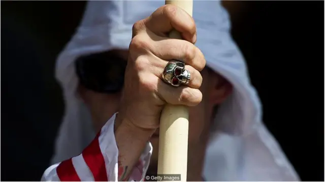 पूरी दुनिया में बढ़ते कट्टरपंथ से कैसे निपटा जा सकता है?