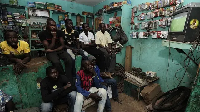 እግርኳስ የሚመለከቱ ሰዎች