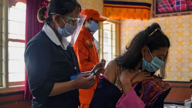 Uma mulher no Butão recebe vacina contra covid